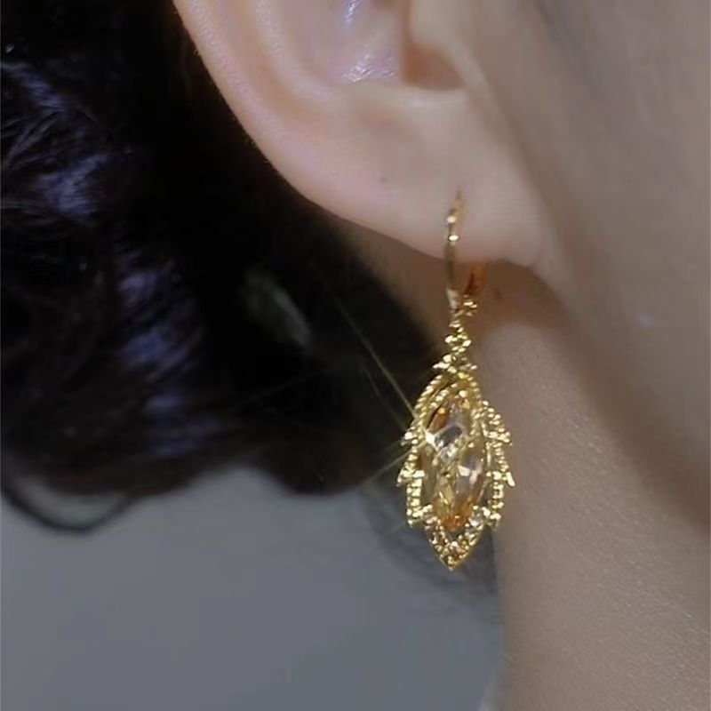 Niche Gold Zircon Leaf Stud Earrings For Women